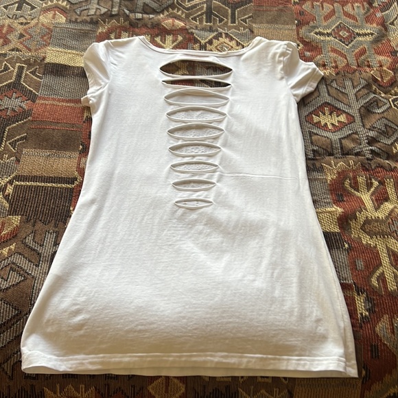 White t-shirt with gold skull with a cut out back - Picture 3 of 4